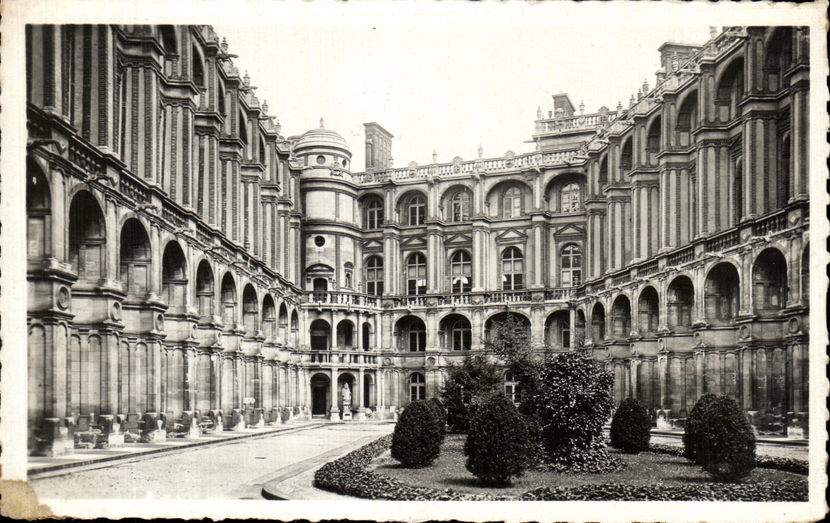 Saint-Germain-en-Laye — Le Château — Cour intérieure — ABEILLE CARTES Paris-M