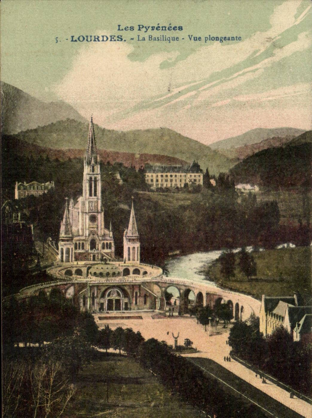 CPA Les Pyvenees Lourdes La Basilique Vue Plongeante