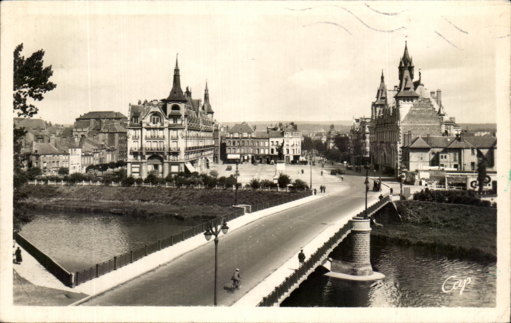 Mézières - Pont de la Victoire et Place de l'Hôtel de Ville — éditeur REAL-PHOTO, n° 70.53