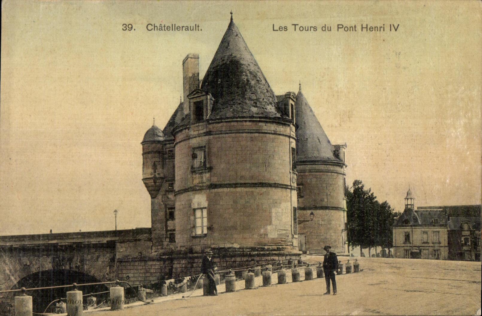 CPA Chatellerault Les Tours du Pont Henri IV (carte toilee)