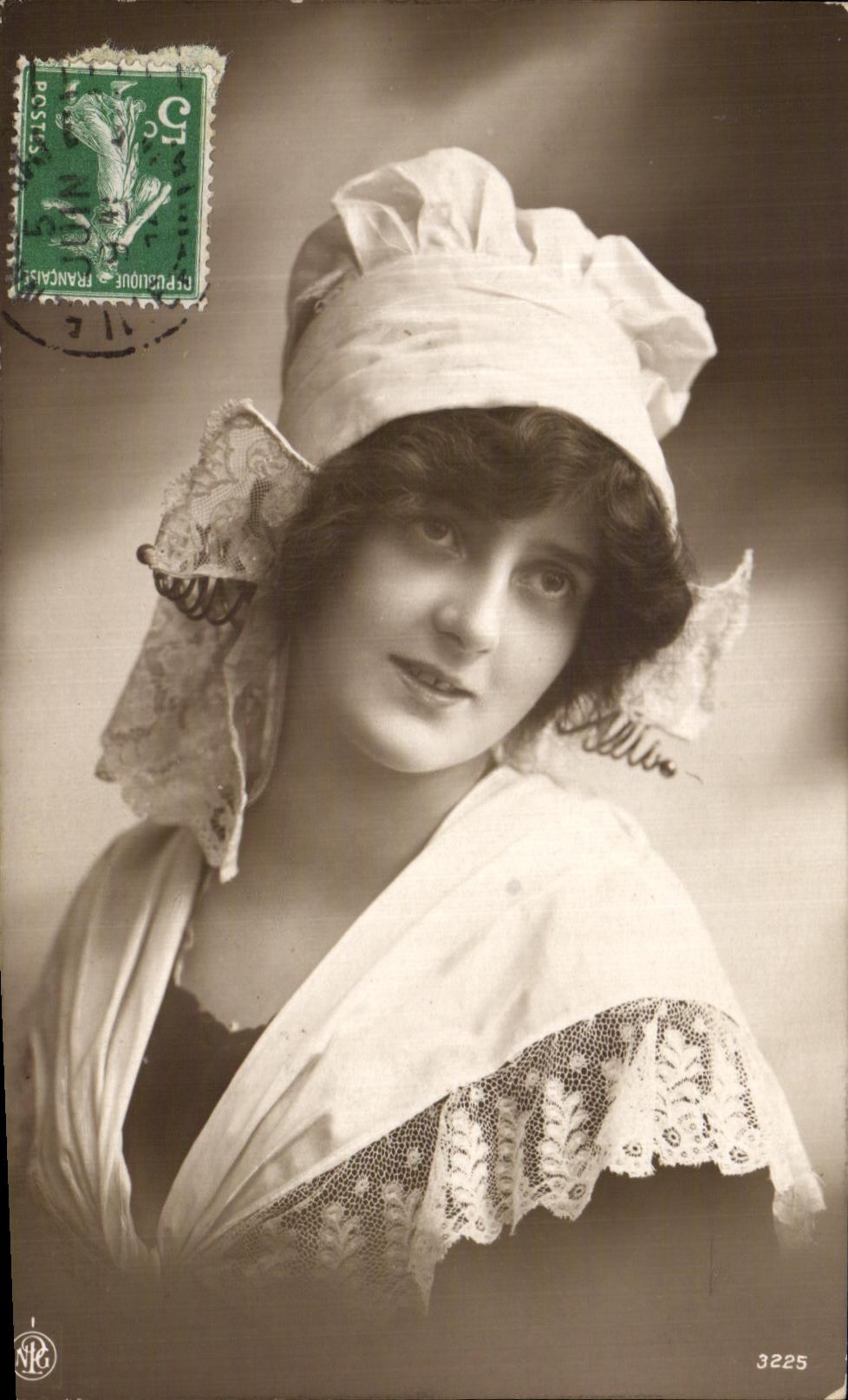 Jeune femme en châle et bonnet à dentelle — photographie — éditeur NG, n° 3225