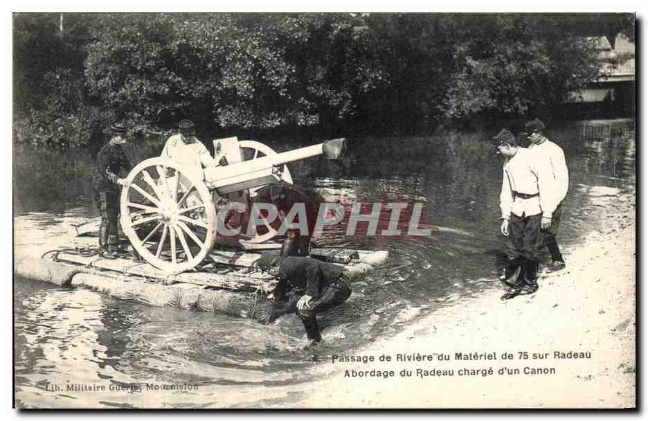 CPA Passage de Riviere du Materiel de sur Radeau Abordage du radeau charge d'un canon Militaria 