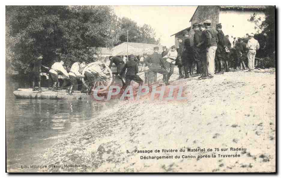CPA Passage de Riviere du Materiel de sur Radeau Dechargement du Canon Militaria