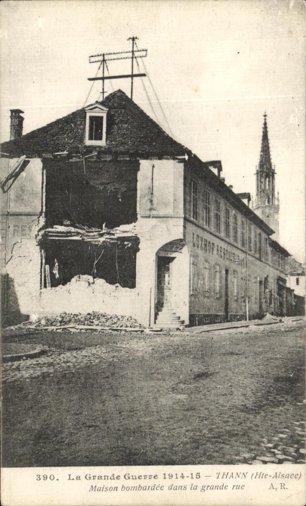 CPA La Grande Guerre Thann Maison bombardde dans la grande rue militaria