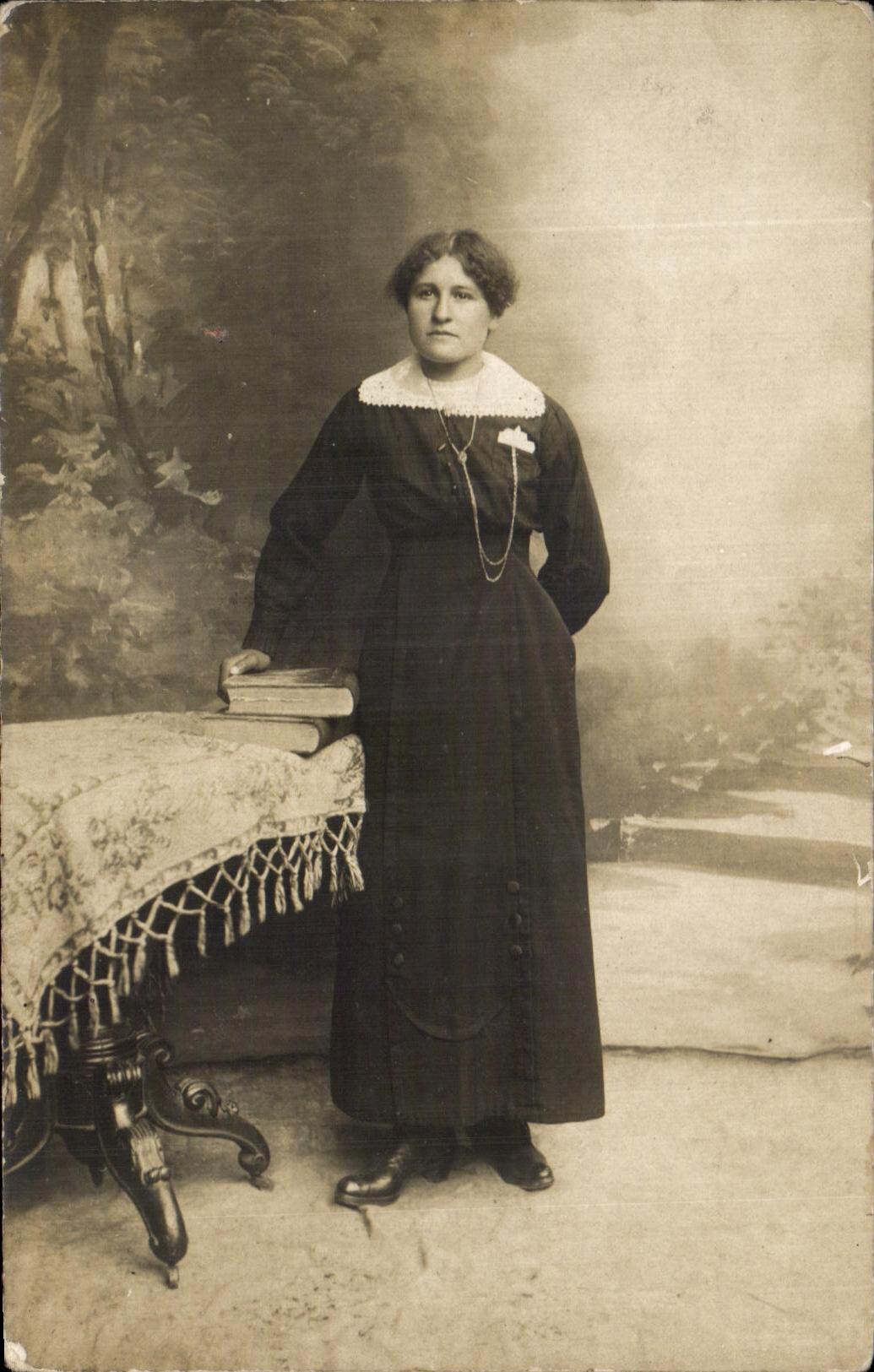 CARTE PHOTO Femme Folklore