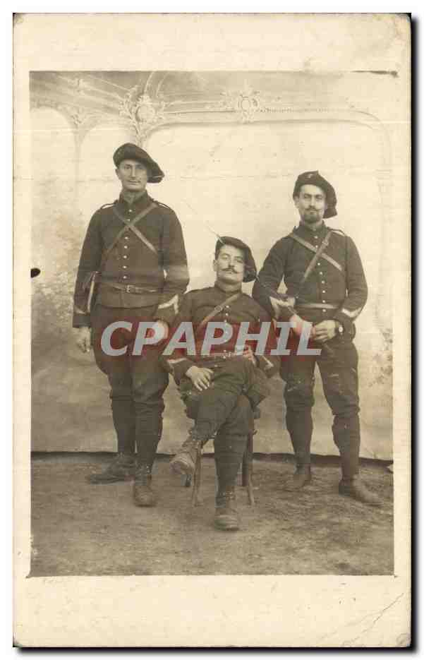Trois soldats en uniforme — studio photographique — Carte postale