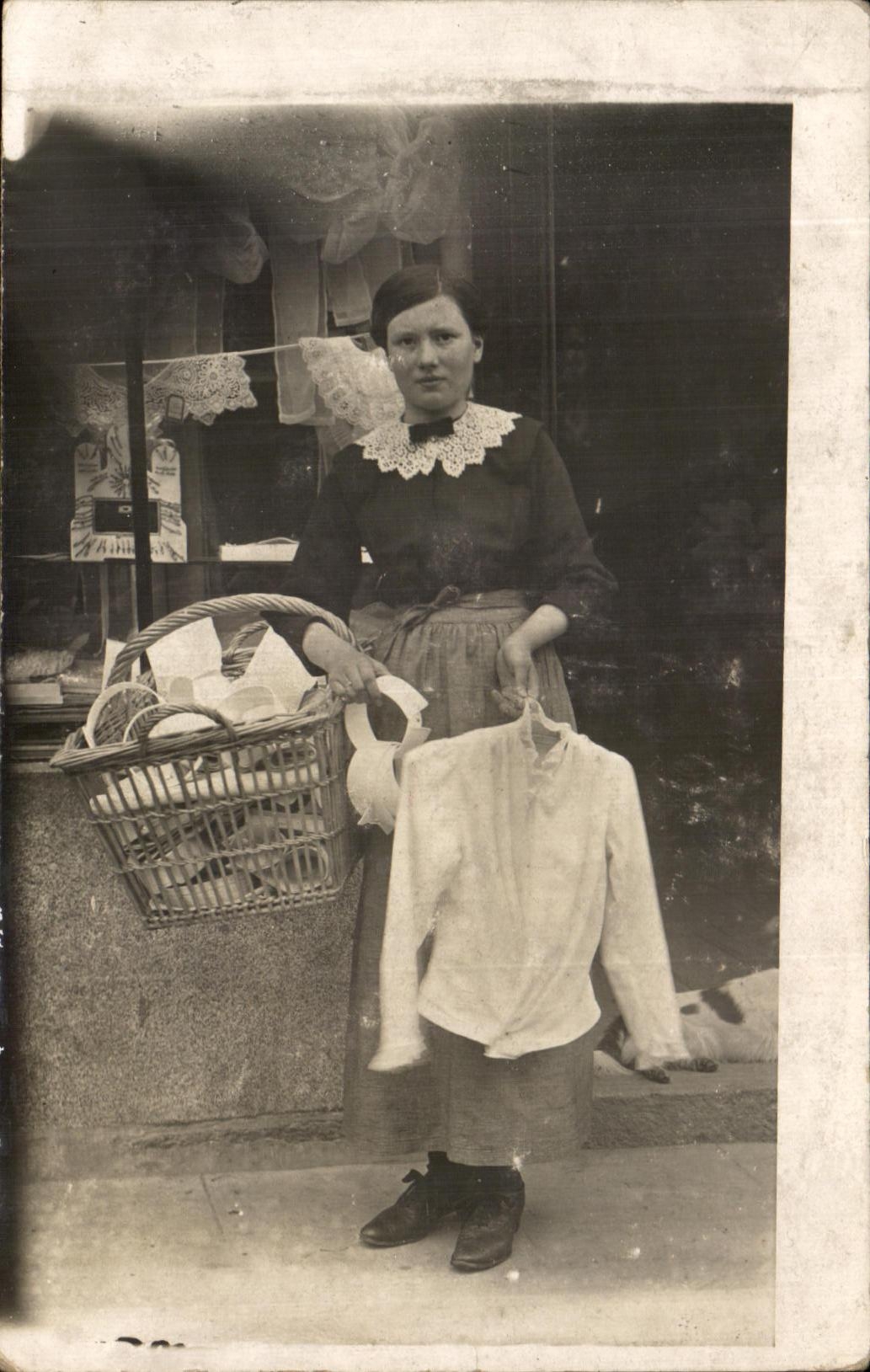 CARTE PHOTO Femme Marchande de chemises Dentellieres 