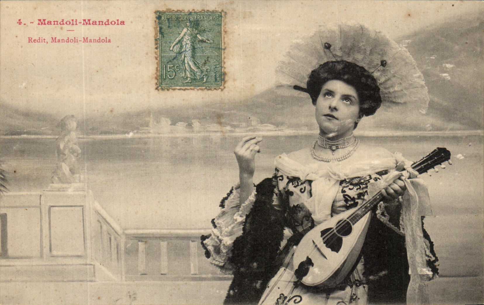 Donna con mandolino — scena teatrale — Mandoli-Mandola
