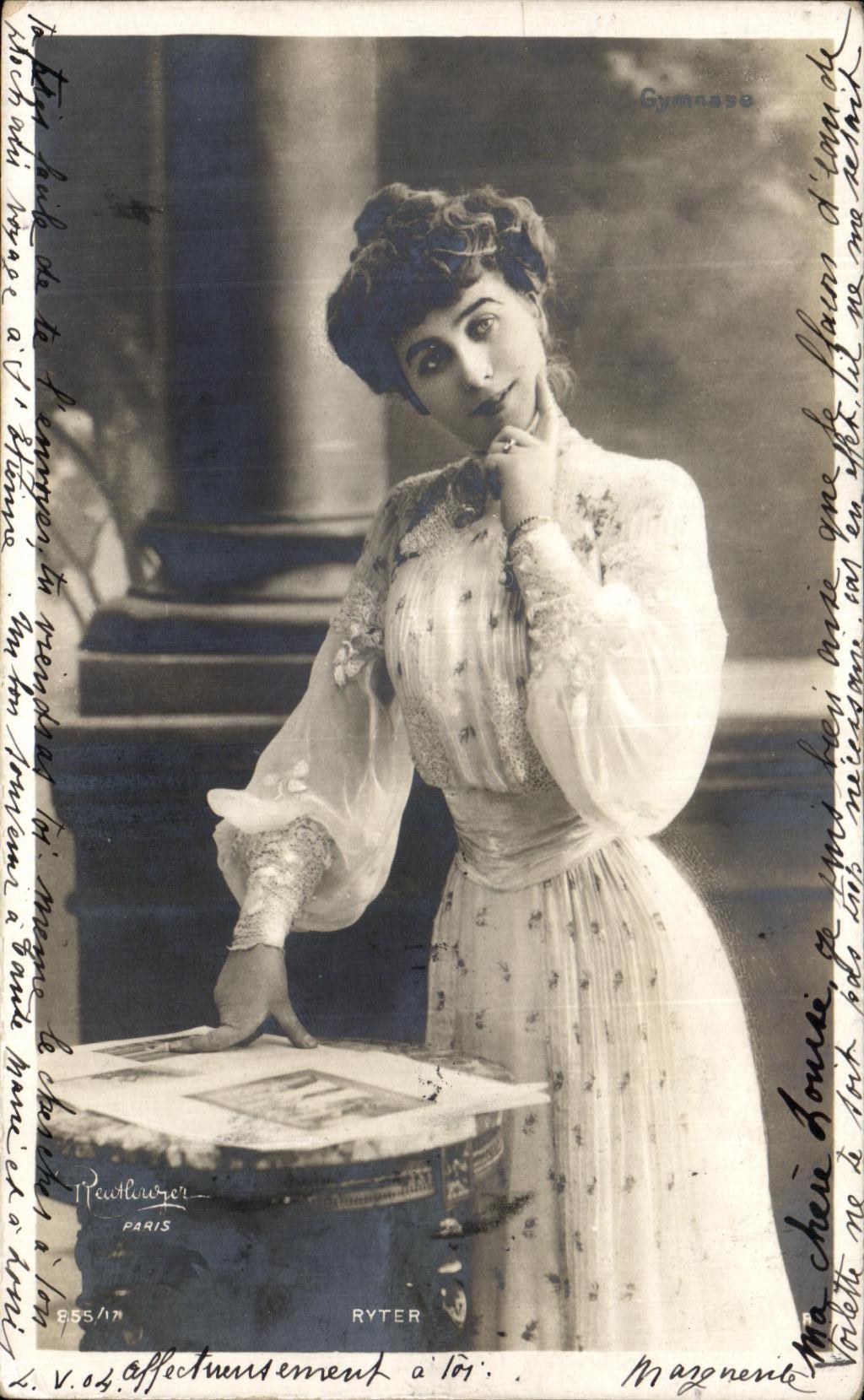 Junge Frau in einem musterbedruckten Kleid — vor einer Säule posierend — von Peutheurier veröffentlicht, Nr. 855/17