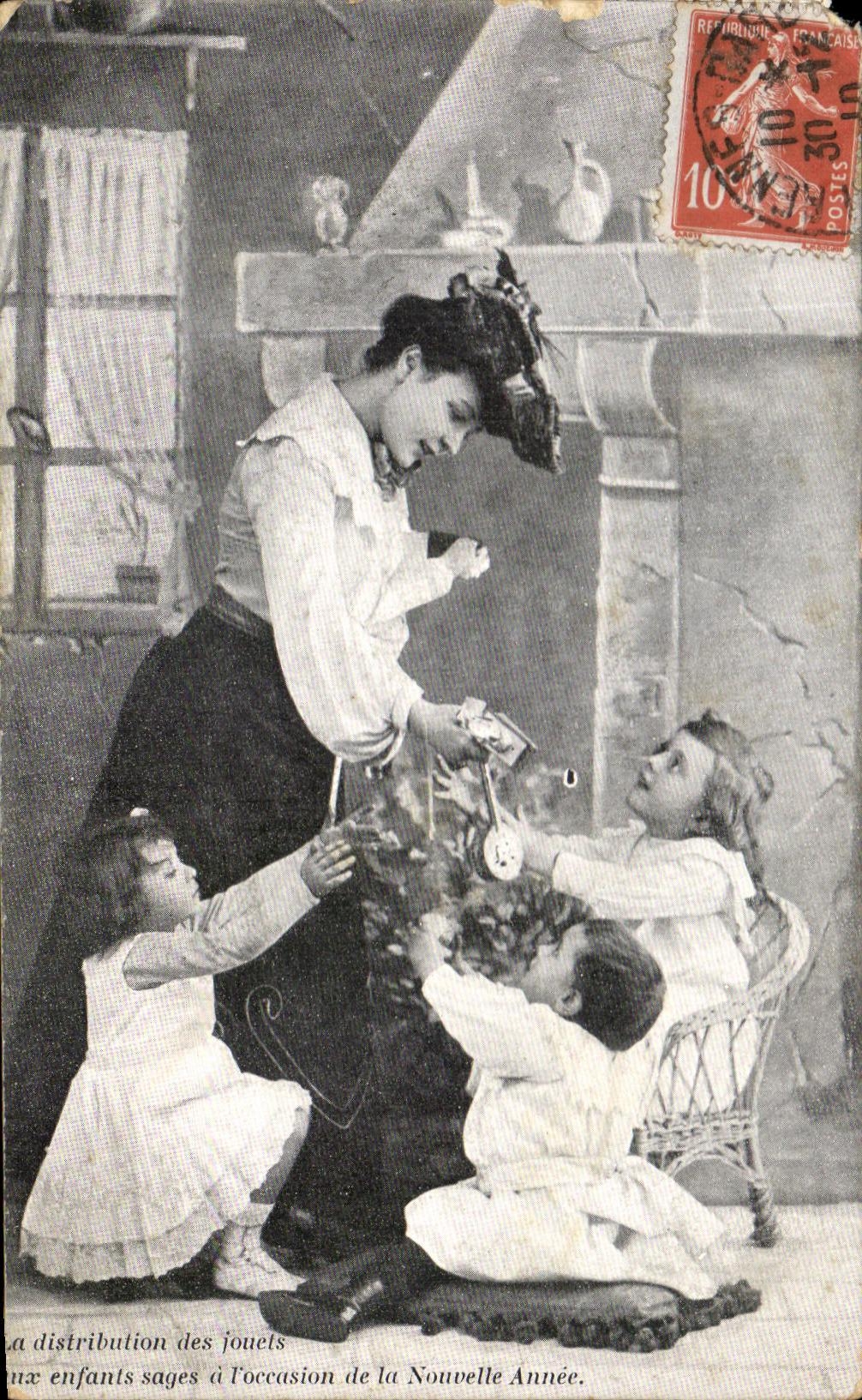 CPA La Distribution des Jouets Enfants Femme 