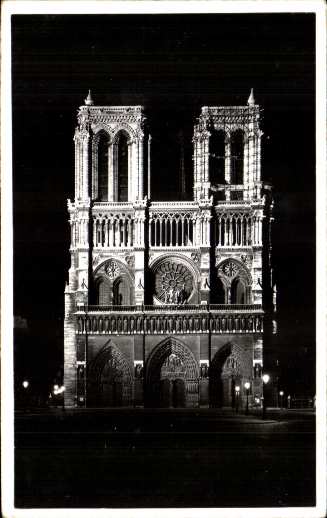 CPA Paris La Nuit L'Eglise Notre Dame