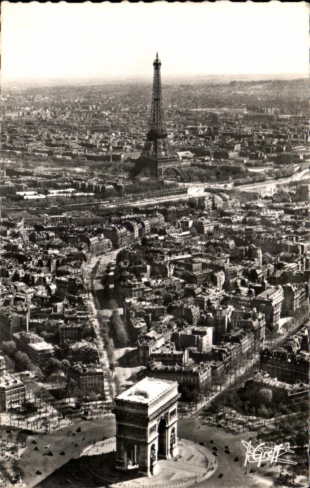 Paris — Vue aérienne de l'Arc de Triomphe et de la Tour Eiffel — GREFT S.E.R.P. Paris
