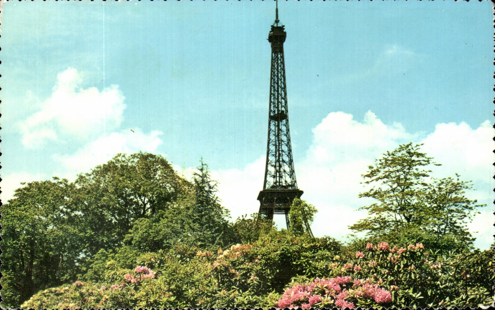 Paris und seine Wunder — Die Eiffelturm (1887-1889), Ansicht aus den Gärten — Foto Jean Trimboli, n°1010