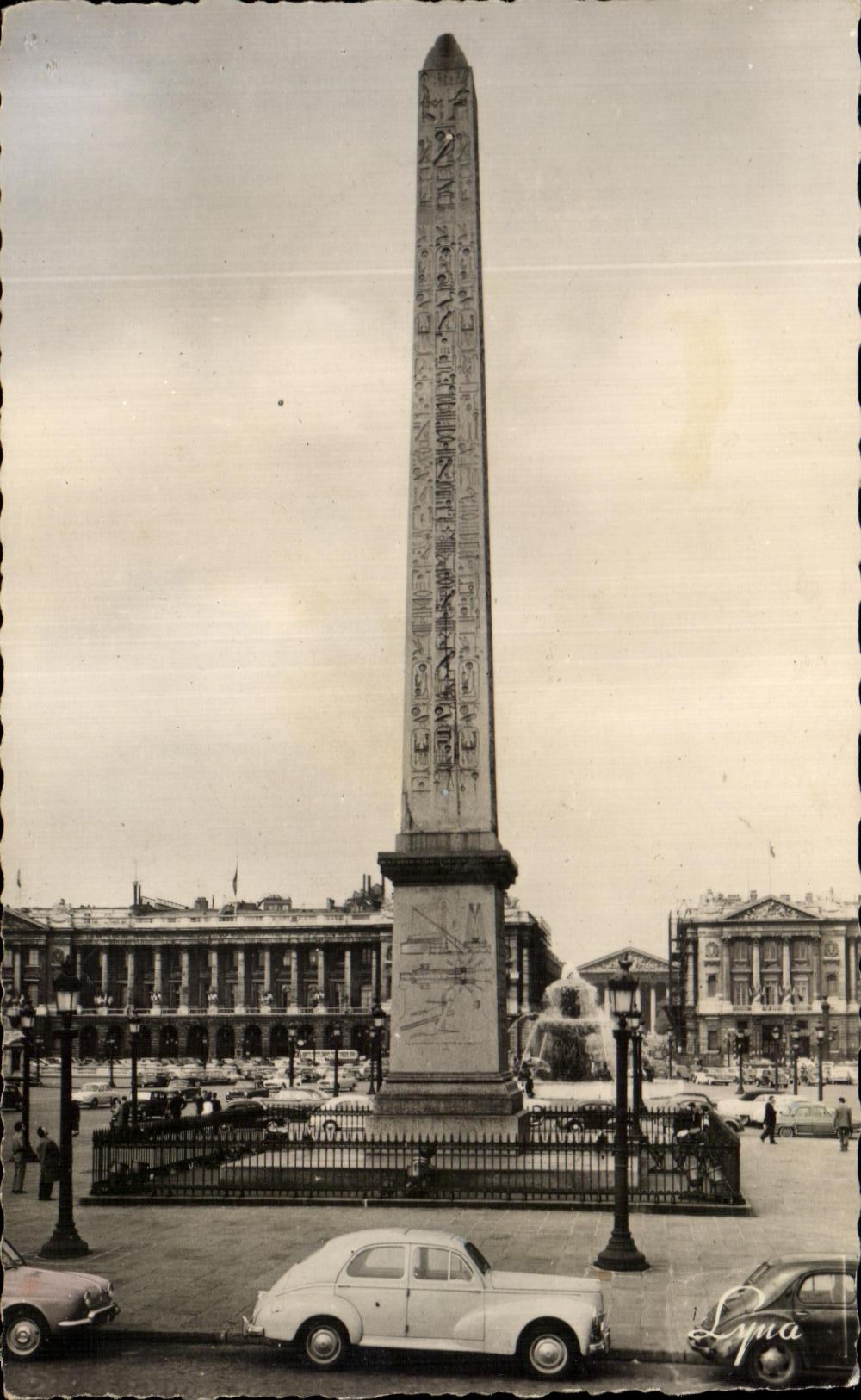 CPA Paris La place de le Concorde Au fond admirable ordonnance de l'architecte Gabriel L'Hotel Crillon Le Ministere de l
