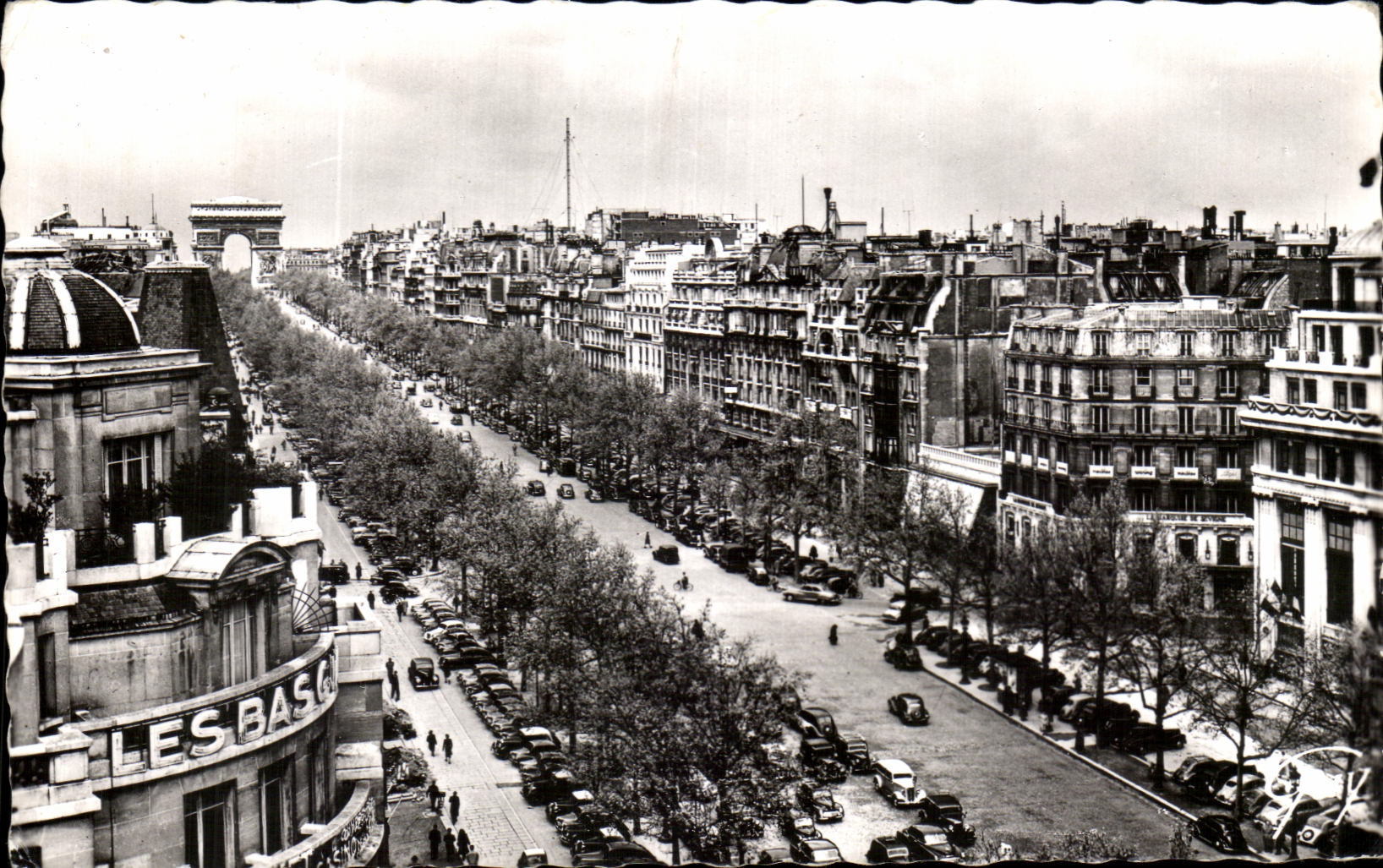 Champs-Élysées — vue générale avec l'Arc de Triomphe — André Leconte, n°3281