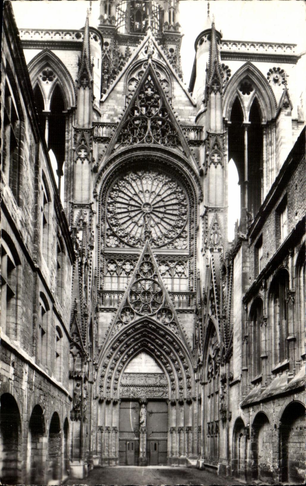 CPA Rouen La Cathedrale Cour des Libraires