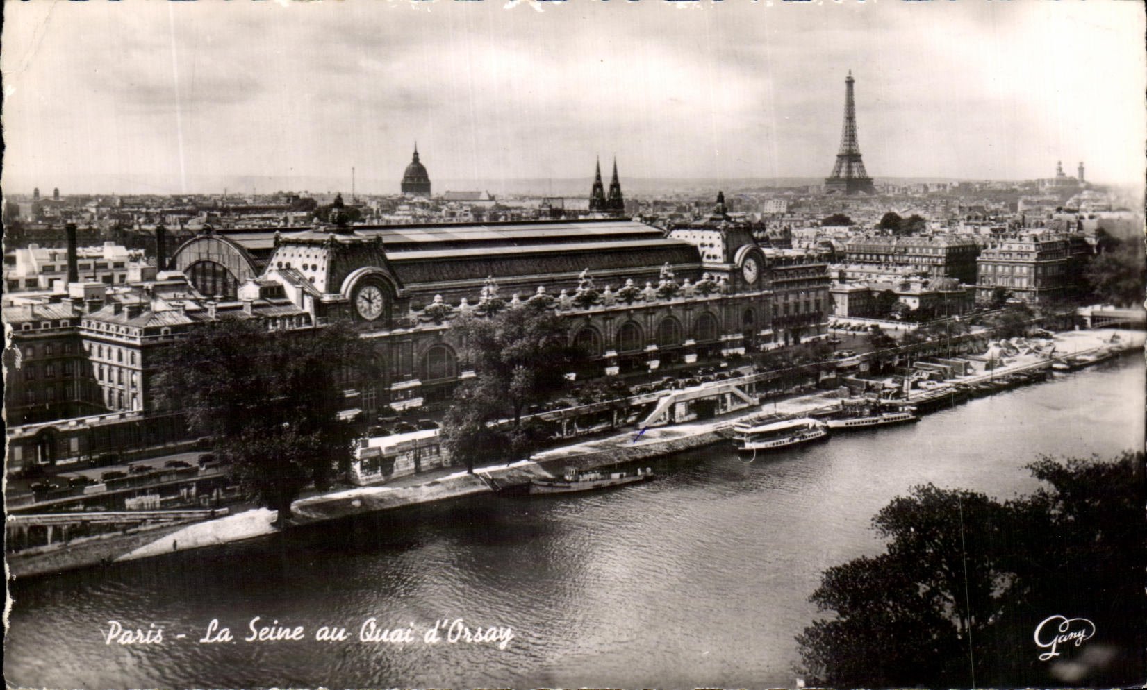 Paris - Die Seine am Quai d'Orsay — Panoramablick mit der Eiffelturm und dem Grand Palais — Gany