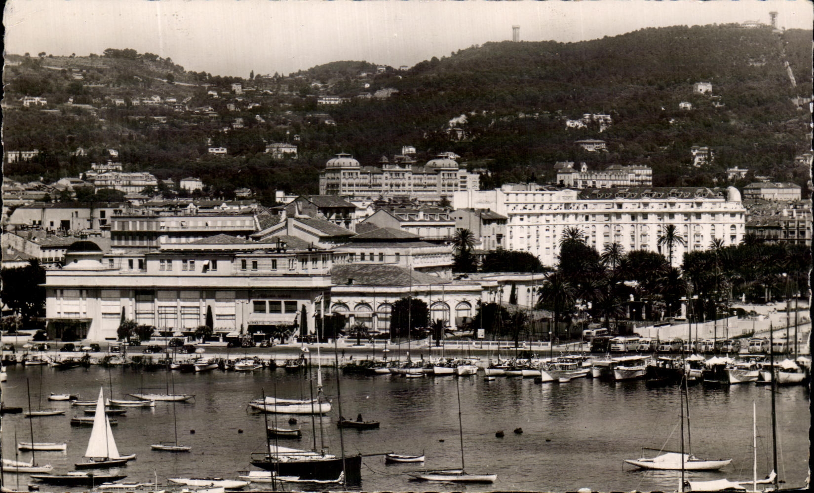 CPA La Cote Cannes Un Coin du Port Le casino