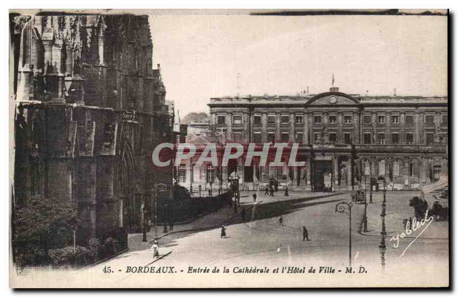 CPA Bordeaux Entree de la Cathedrale et I'Hotel de Ville