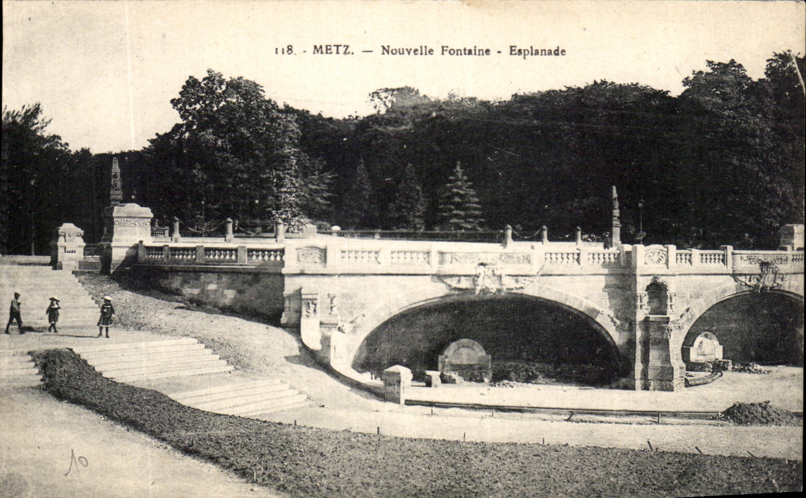 Metz — Nouvelle Fontaine - Esplanade — E. Weber, éditeur - Metz