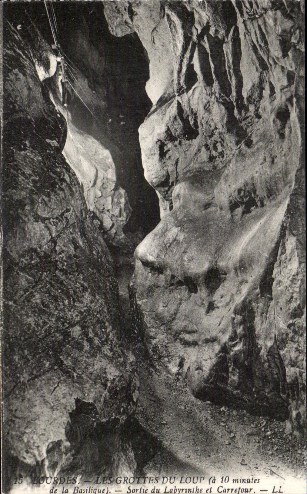 CPA Lourdes Les Grottes Du Loup de la Basilique Sarthe du Labyrinthe et Carrefour