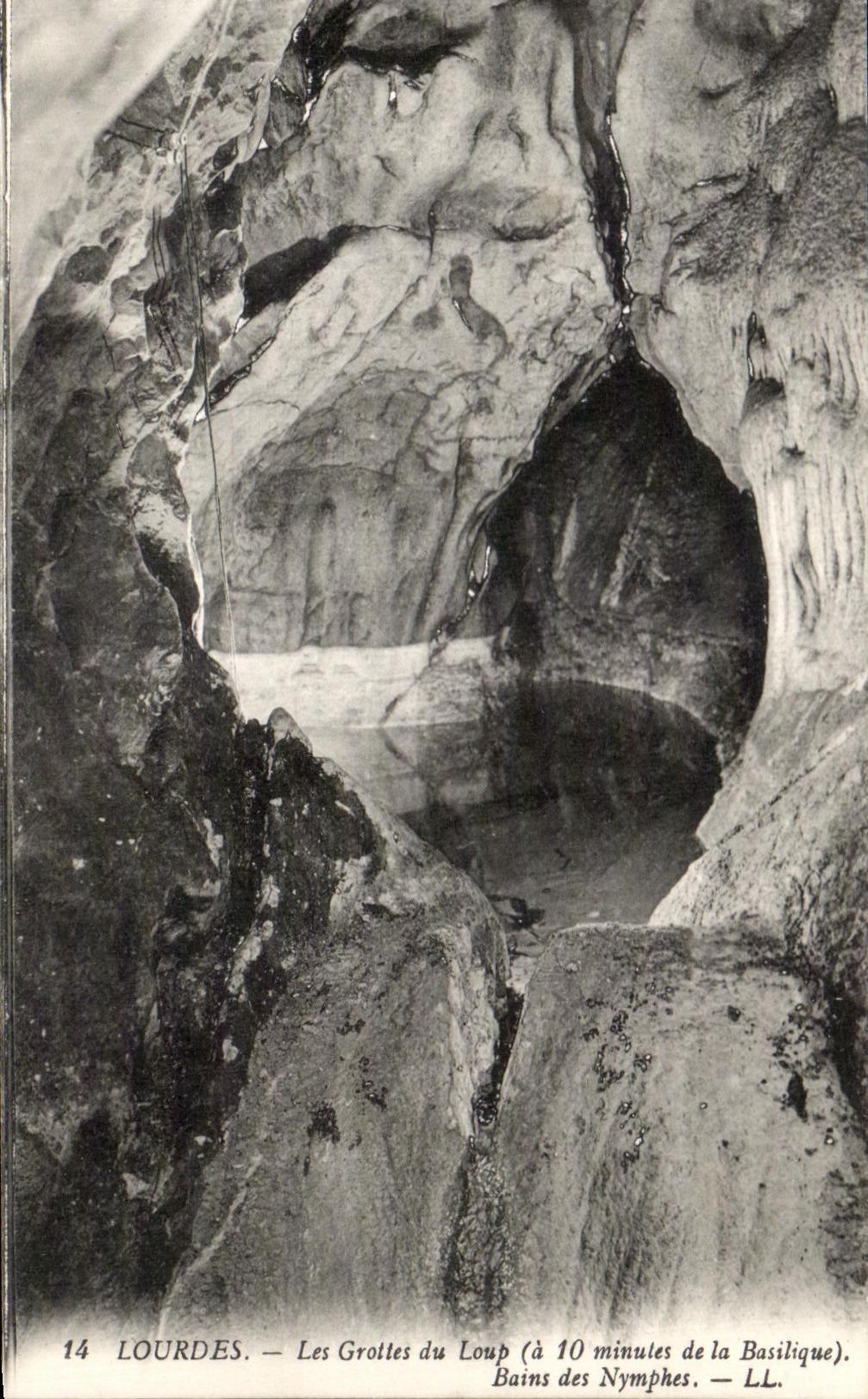 CPA Lourdes Les Grottes Du Loup Bains des Nymphes