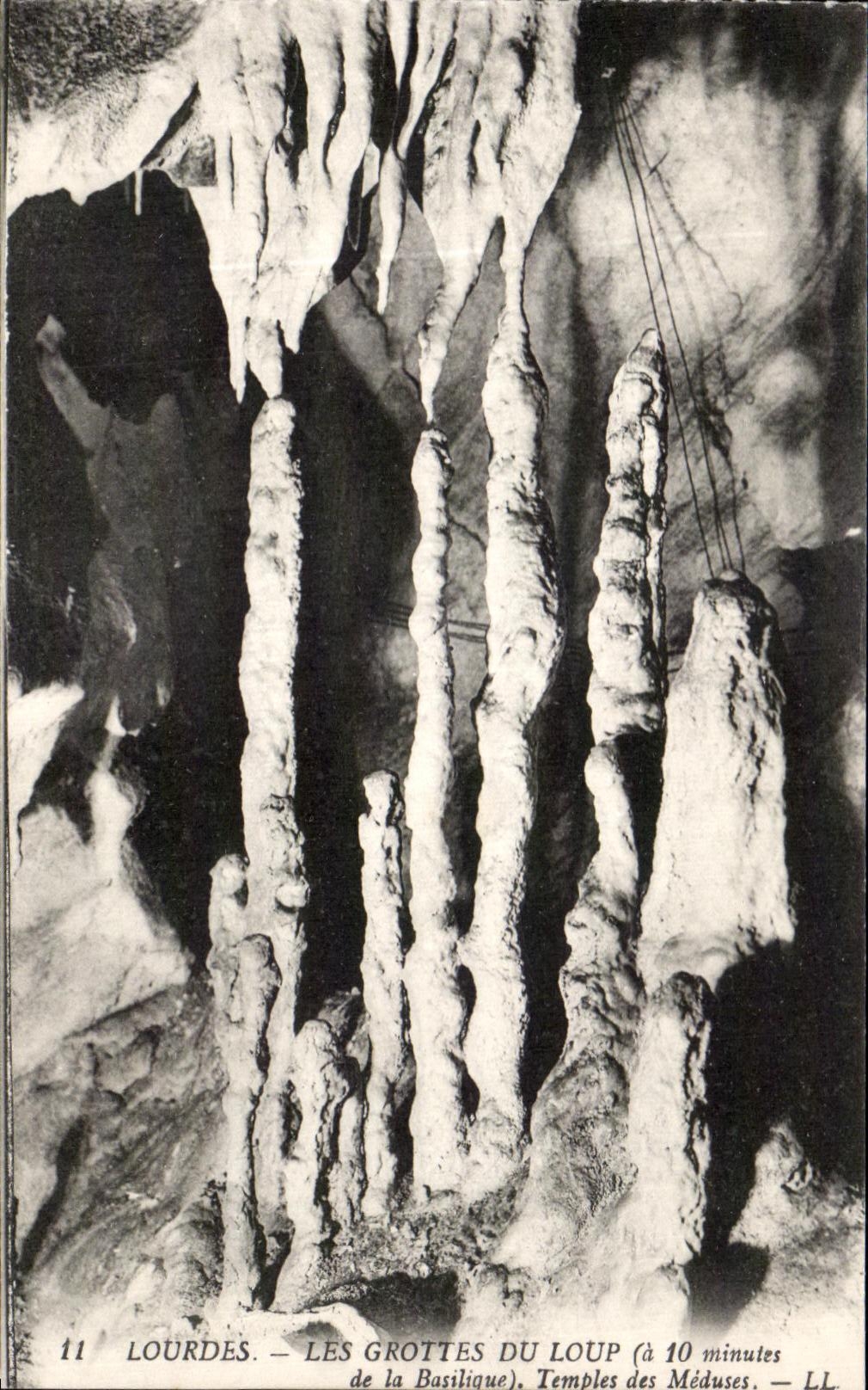 CPA Lourdes Les Grottes Du Loup de la Basilique Temples des meduses