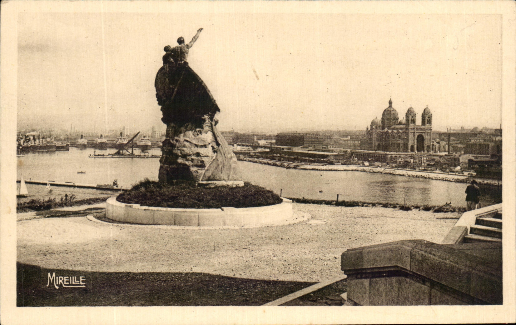 CPA Marseille Le Pharo Monument aux Heros de la Mer et la Cathedrale