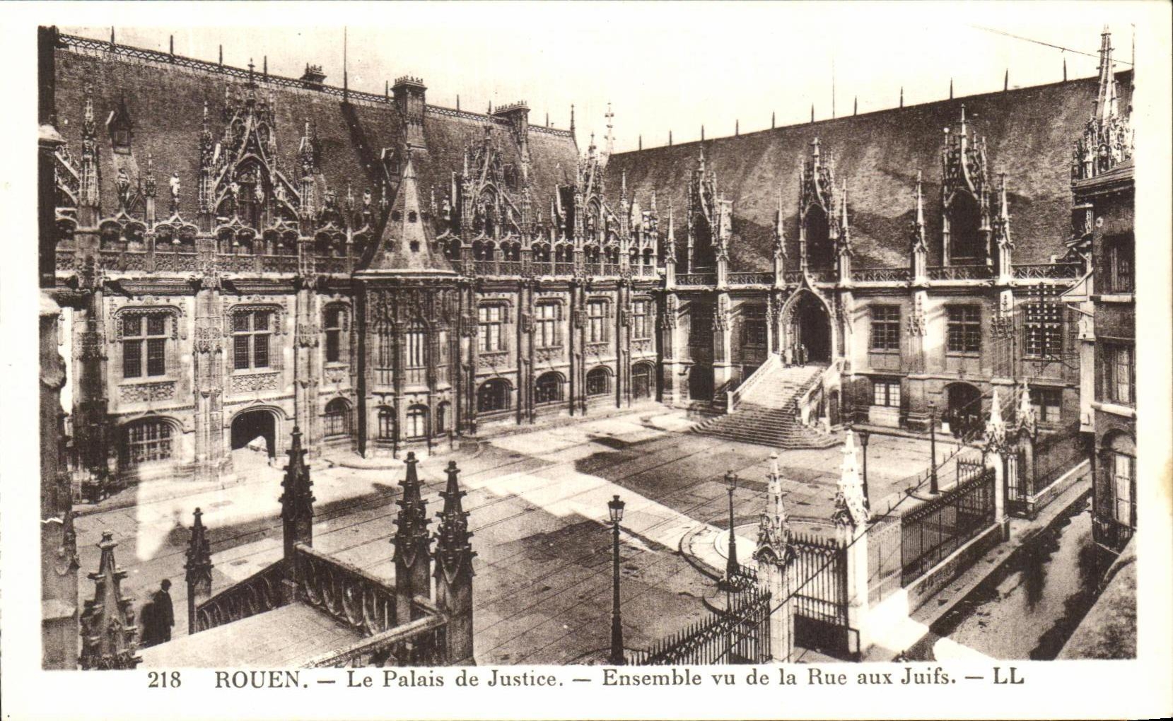 CPA Rouen Le Palais de Justice Ensemble vu de la Rue aux Juifs