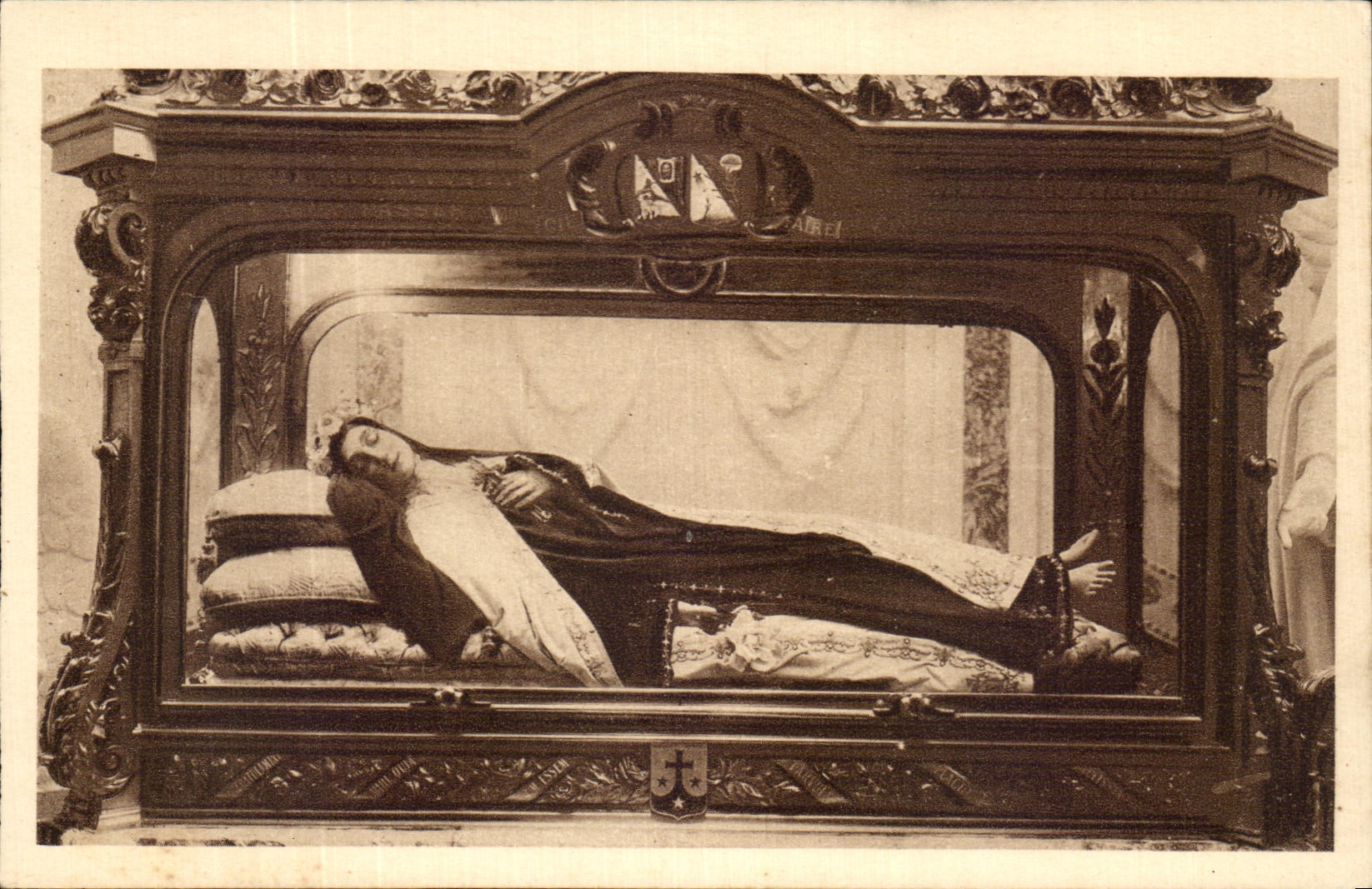 CPA Lisieux Sainte Therese de l'enfant Jesus dans sa chasse