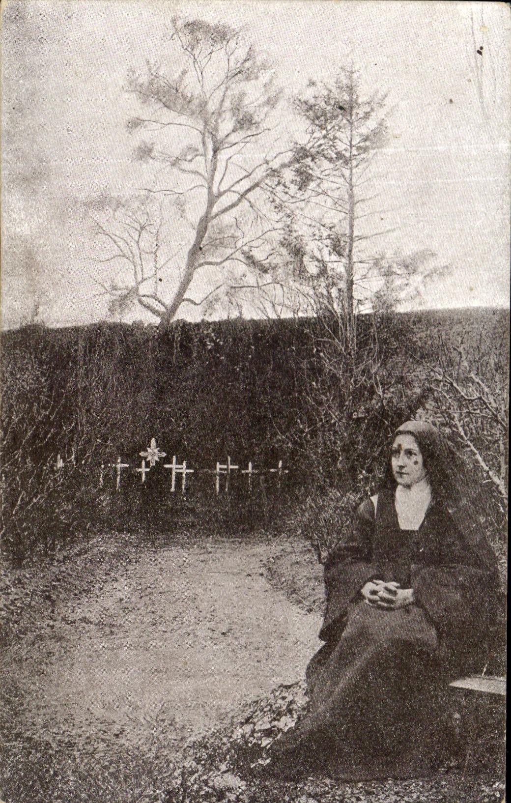 CPA La Therese De l'Enfant Jesus Dans Le Jardin Du Monastere Lisieux