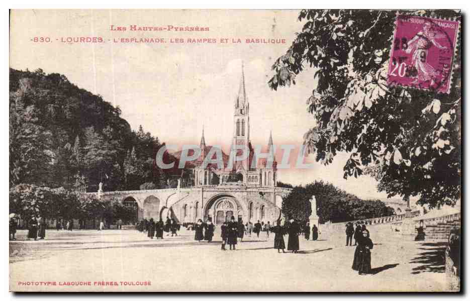 CPA Les Hautes Pyrenees Lourdes L'Esplanade Les Rampes Et La Basilique