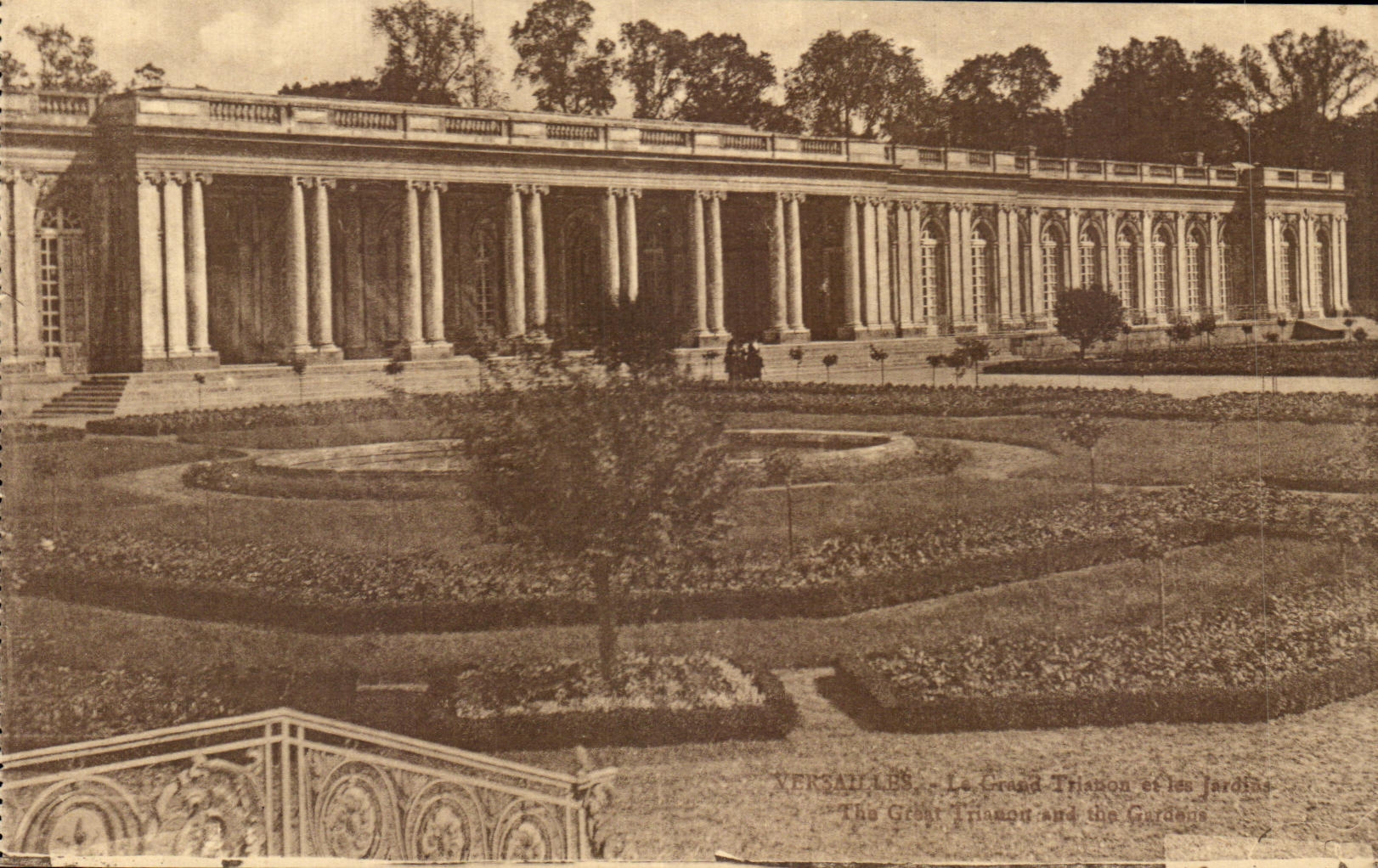 CPA Versailles Le grand Trianon et les jardins 
