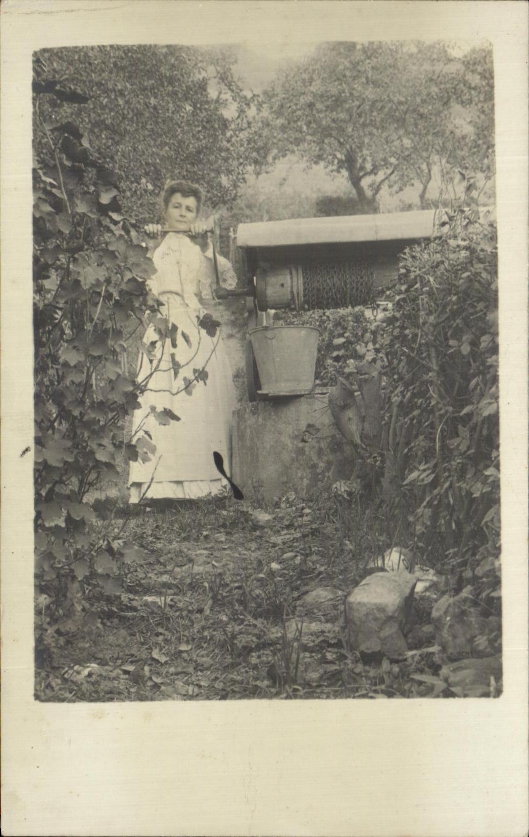 CARTE PHOTO Femme au puits Folklore 