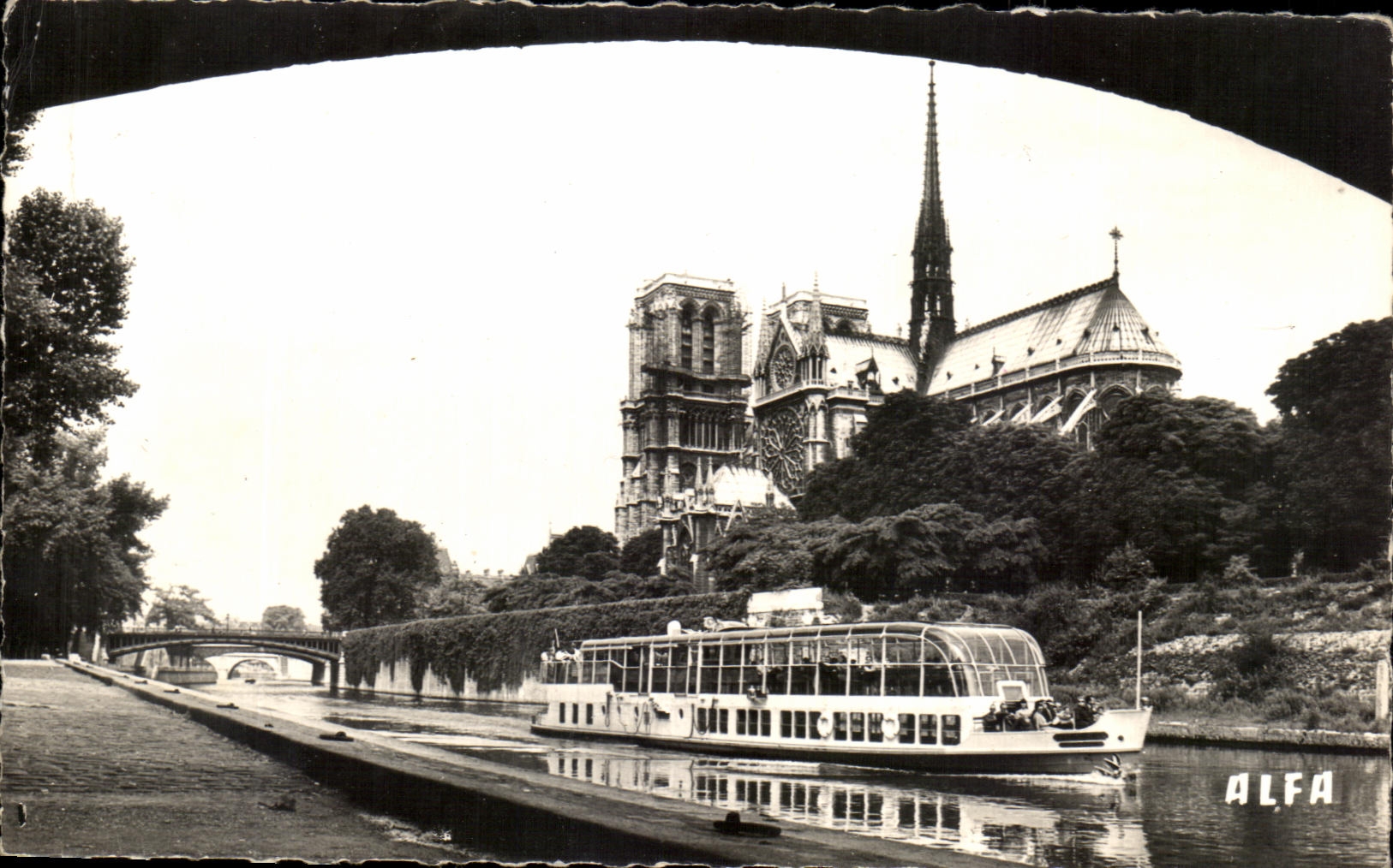 CPA Paris Promenade en Bateau Mouche Coup d'oeil a Notre Dame