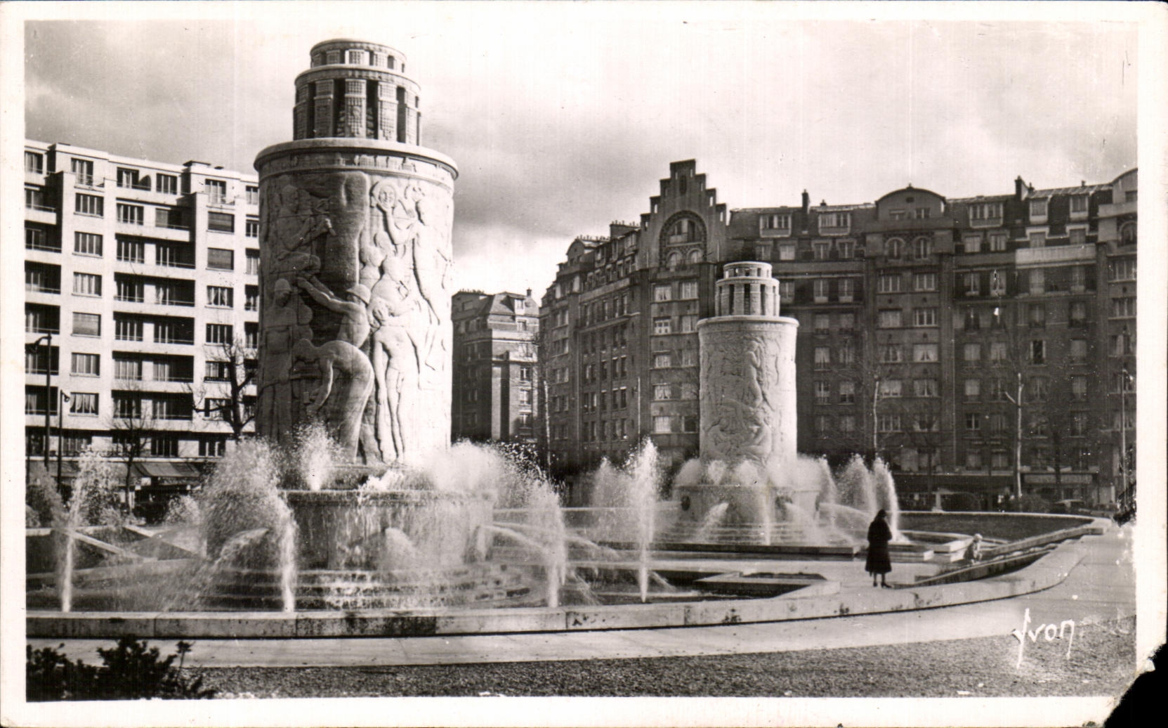 Les fontaines de la porte de St-Cloud — Sculpt. Paul LANDOWSKI, Arch. Robert POMMIER et Jacques BILLARD — Éditions d'Art