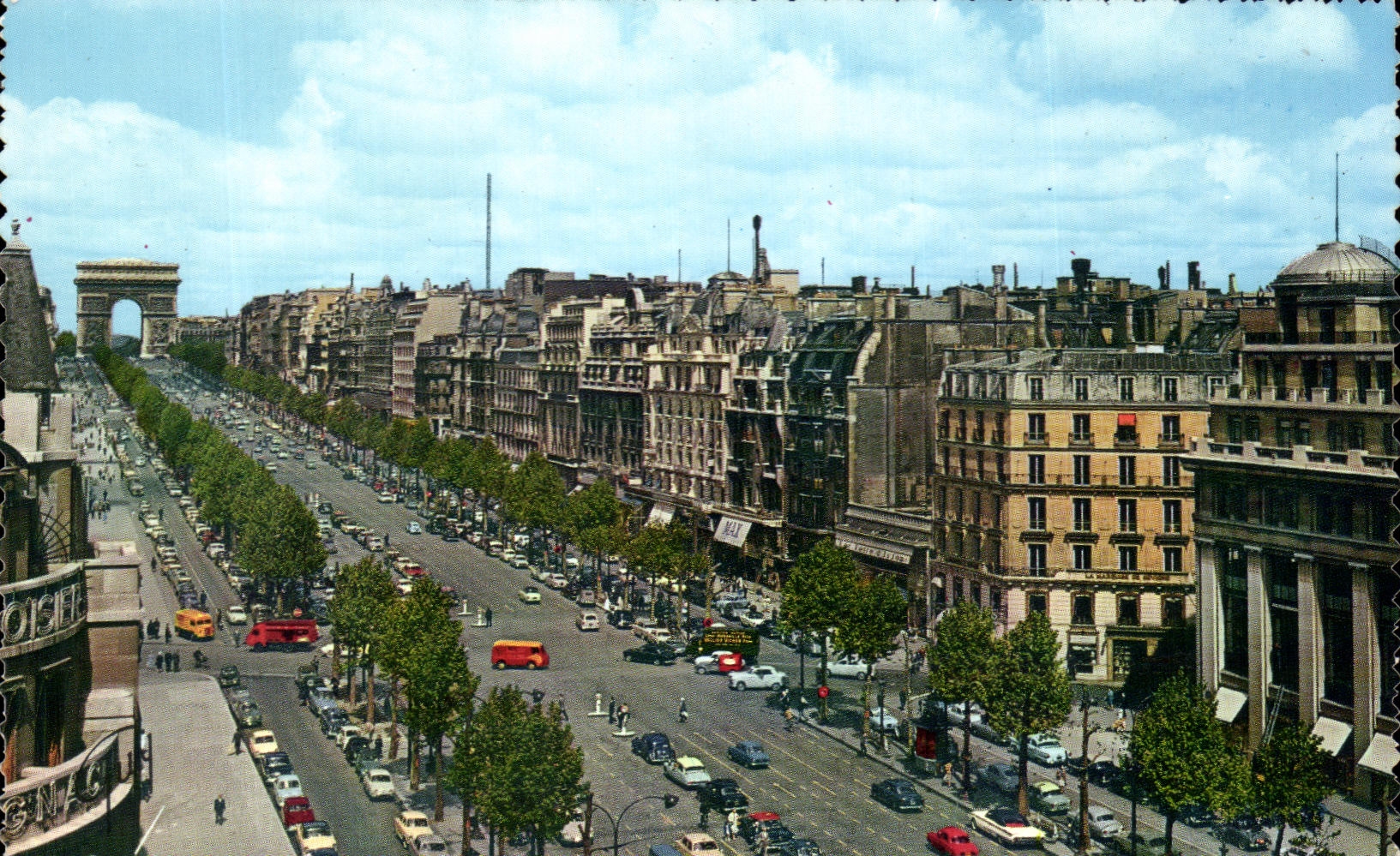 Paris — Avenue des Champs-Élysées — vue générale avec l'Arc de Triomphe — Éd. André Leconte, n° 1030