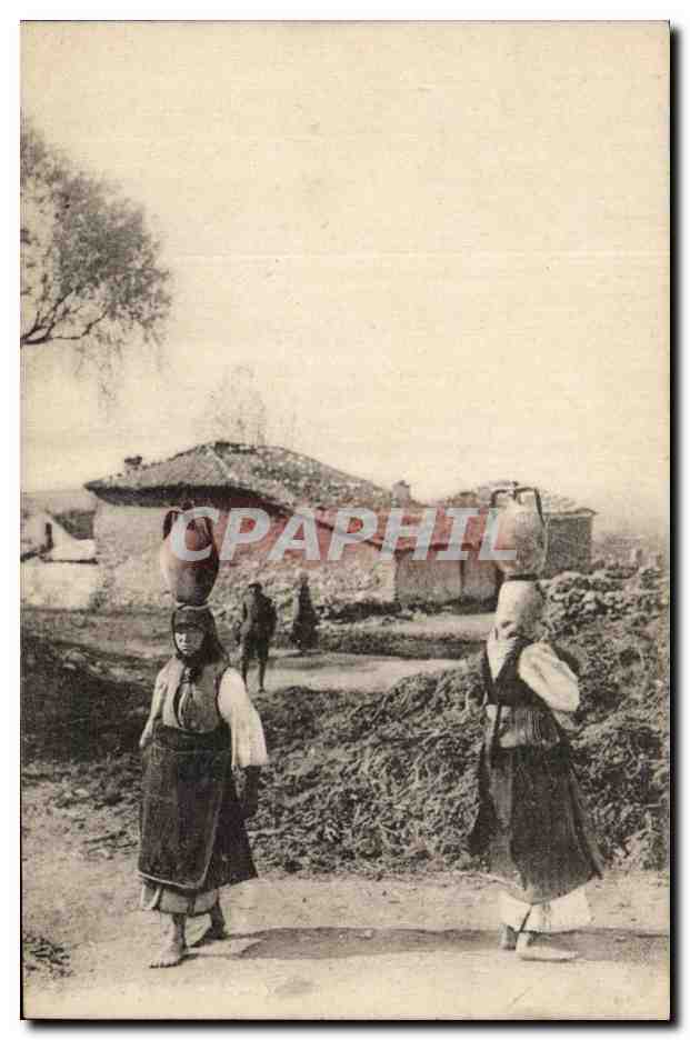 Femmes revenant de la Fontaine (Vrbeni) — Carte postale multilingue — éditeur CPAPHIL, n° de série non visible