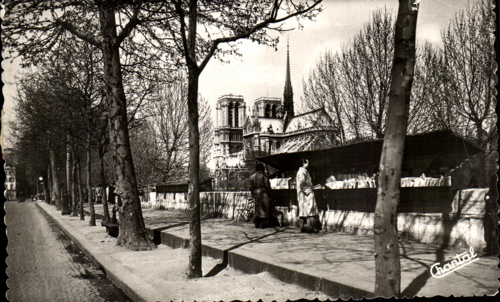 CPA Paris Les Bouquinistes sur les Quais Notre Dame