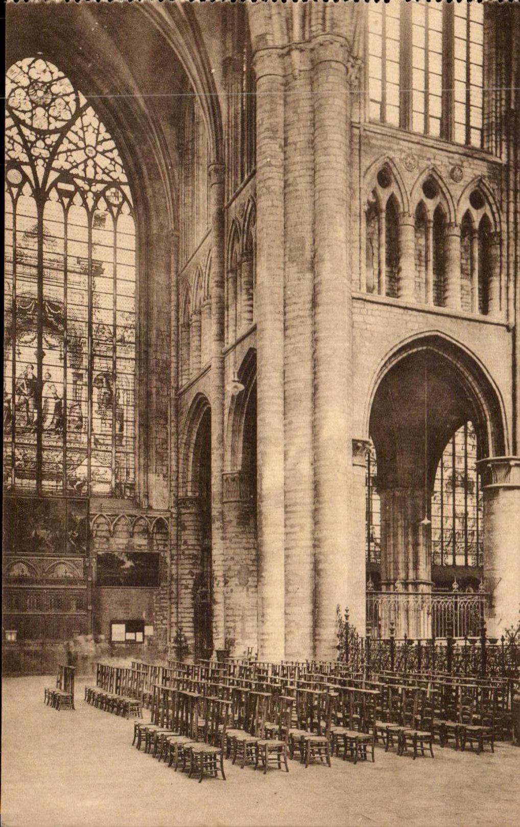 CPA Bruxelles Collegiale Ss Michel Gudule Le Transept Nord et le Vitrail de Charles Quint
