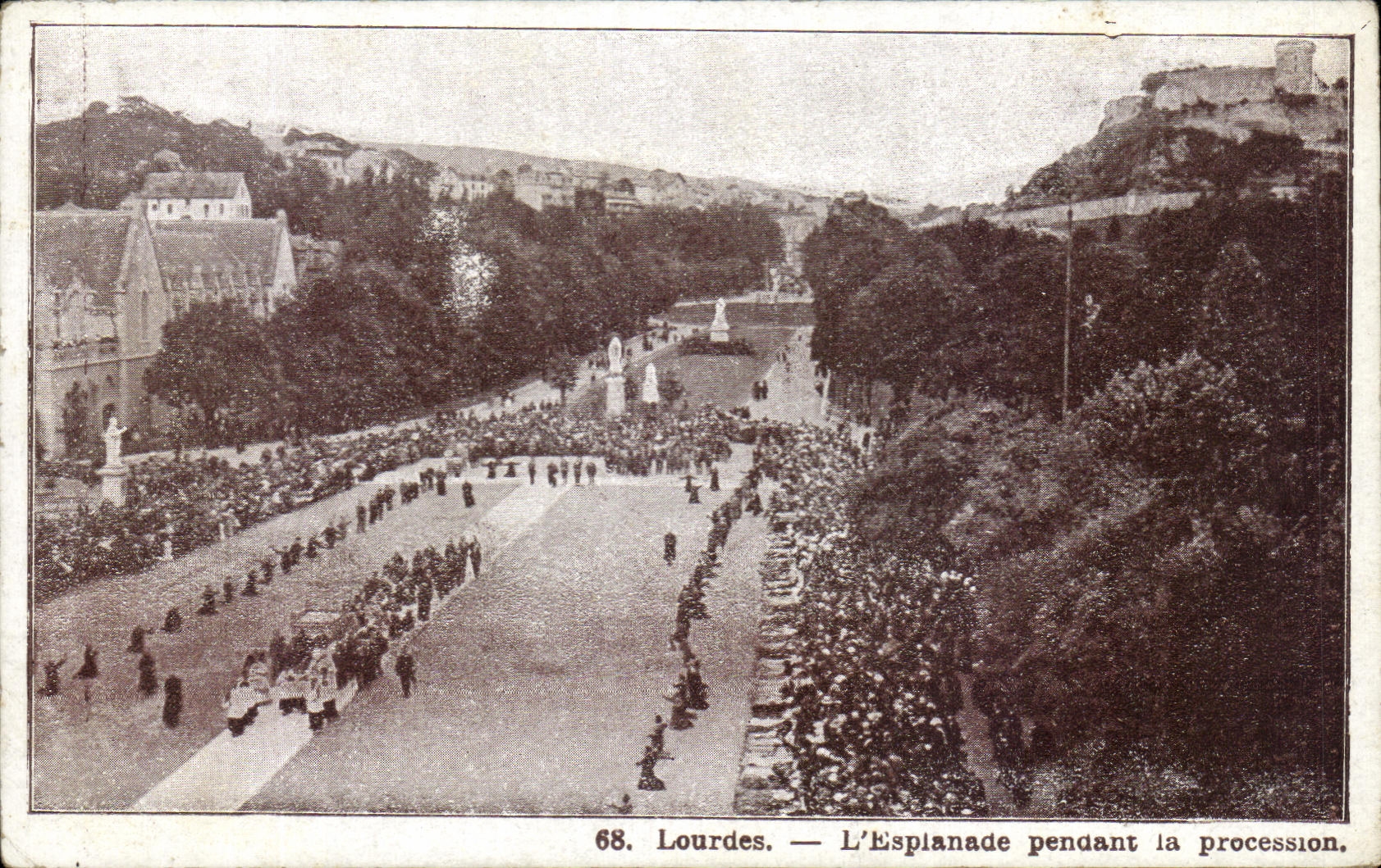 CPA Lourdes L'Esplanade Pendant La Procession 