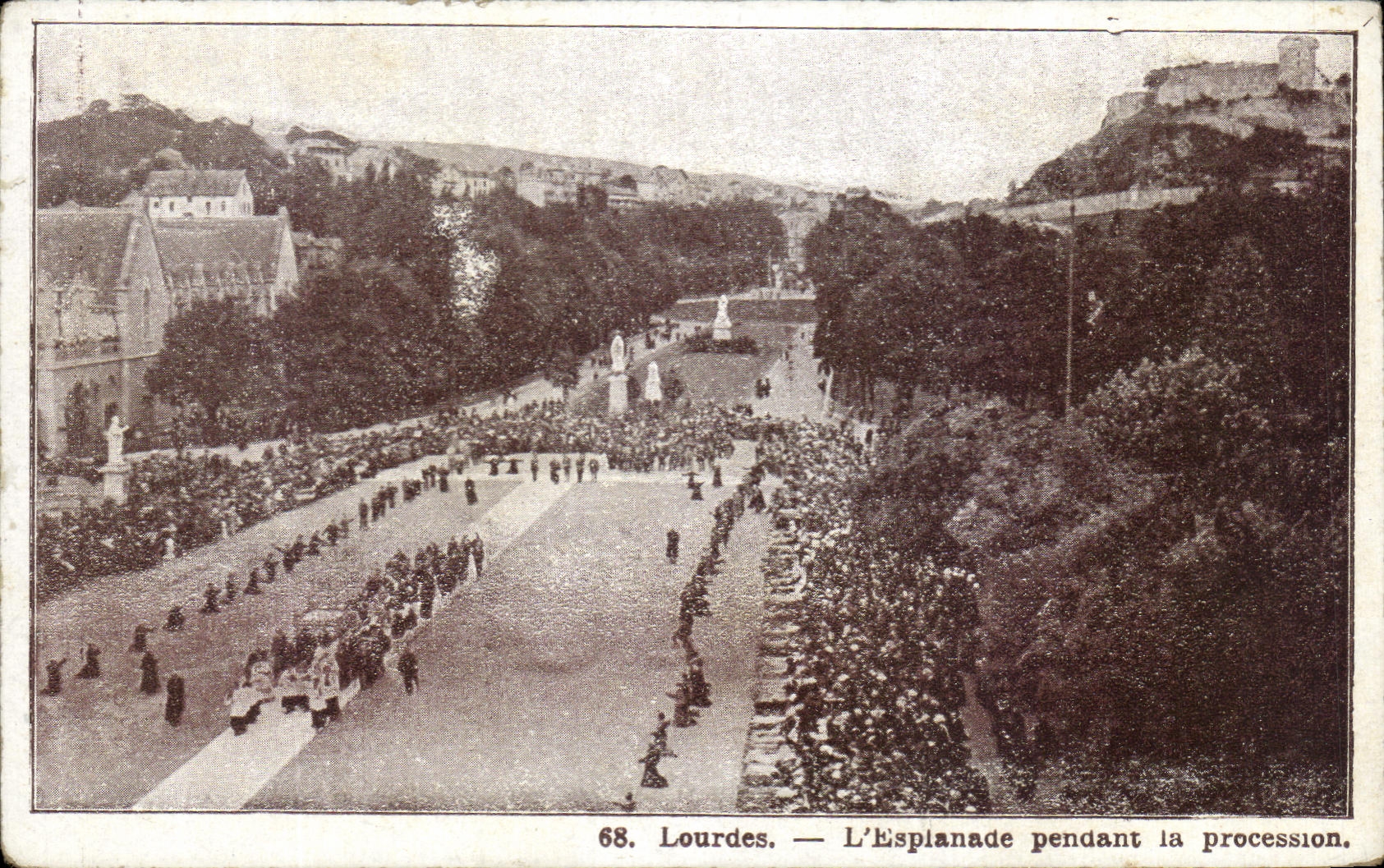CPA Lourdes L'Esplanade Pendant La Procession 