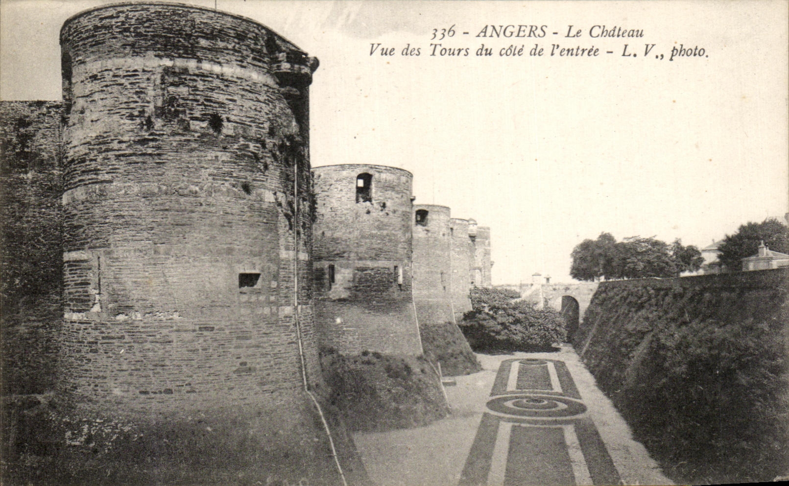 CPA Angers Le Chateau Vue des Tours du Cote l'Entree