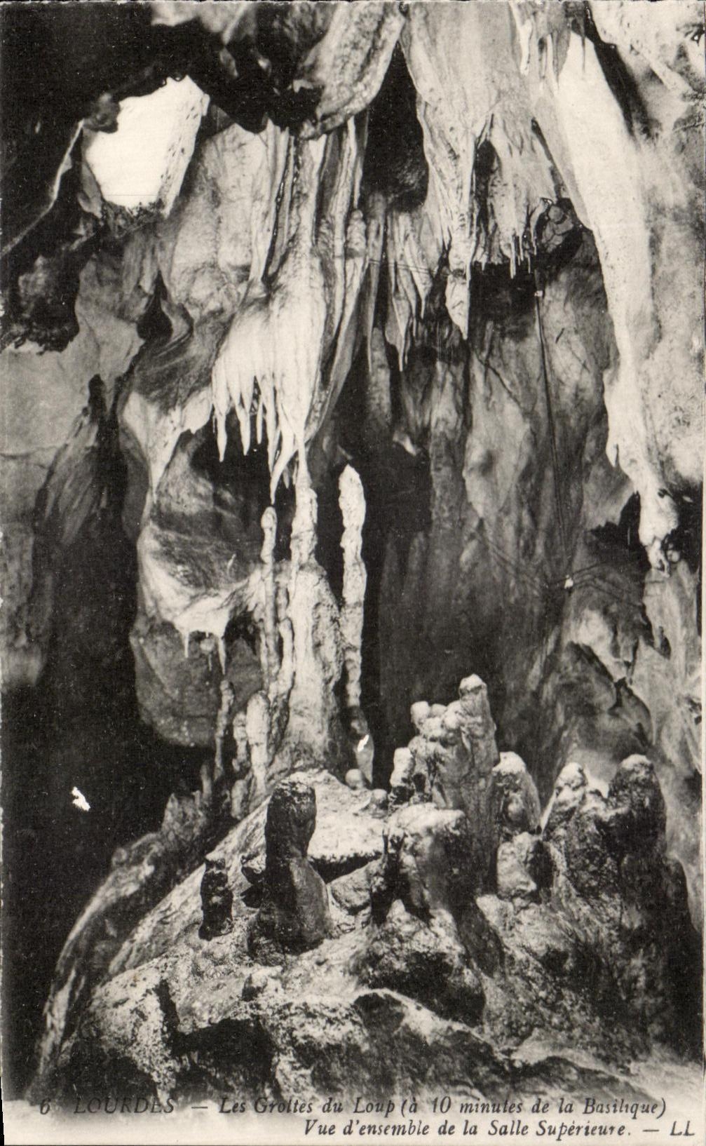 CPA Lourdes Les Grottes du Loup Vue d'ensemble de la salle superieure
