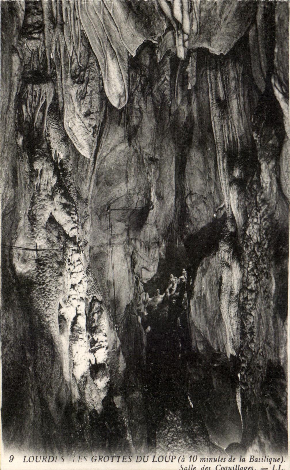 CPA Lourdes Les Grottes du Loup Salle des coquillages
