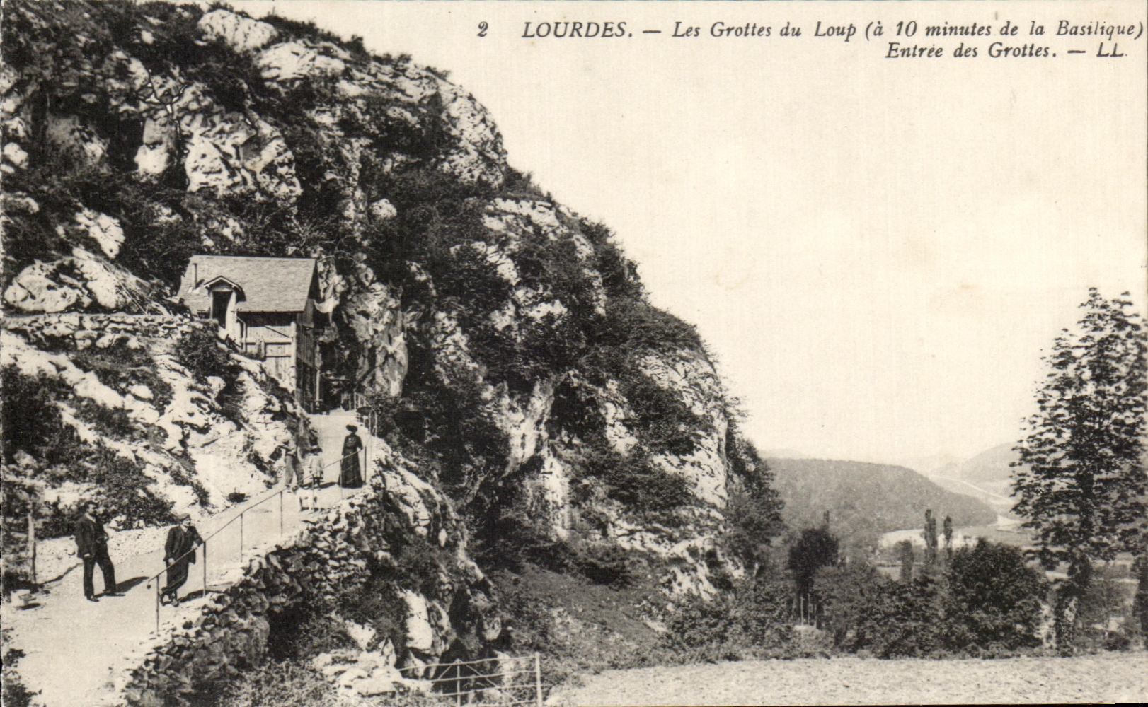 CPA Lourdes Les Grottes du Loup Entree des grottes
