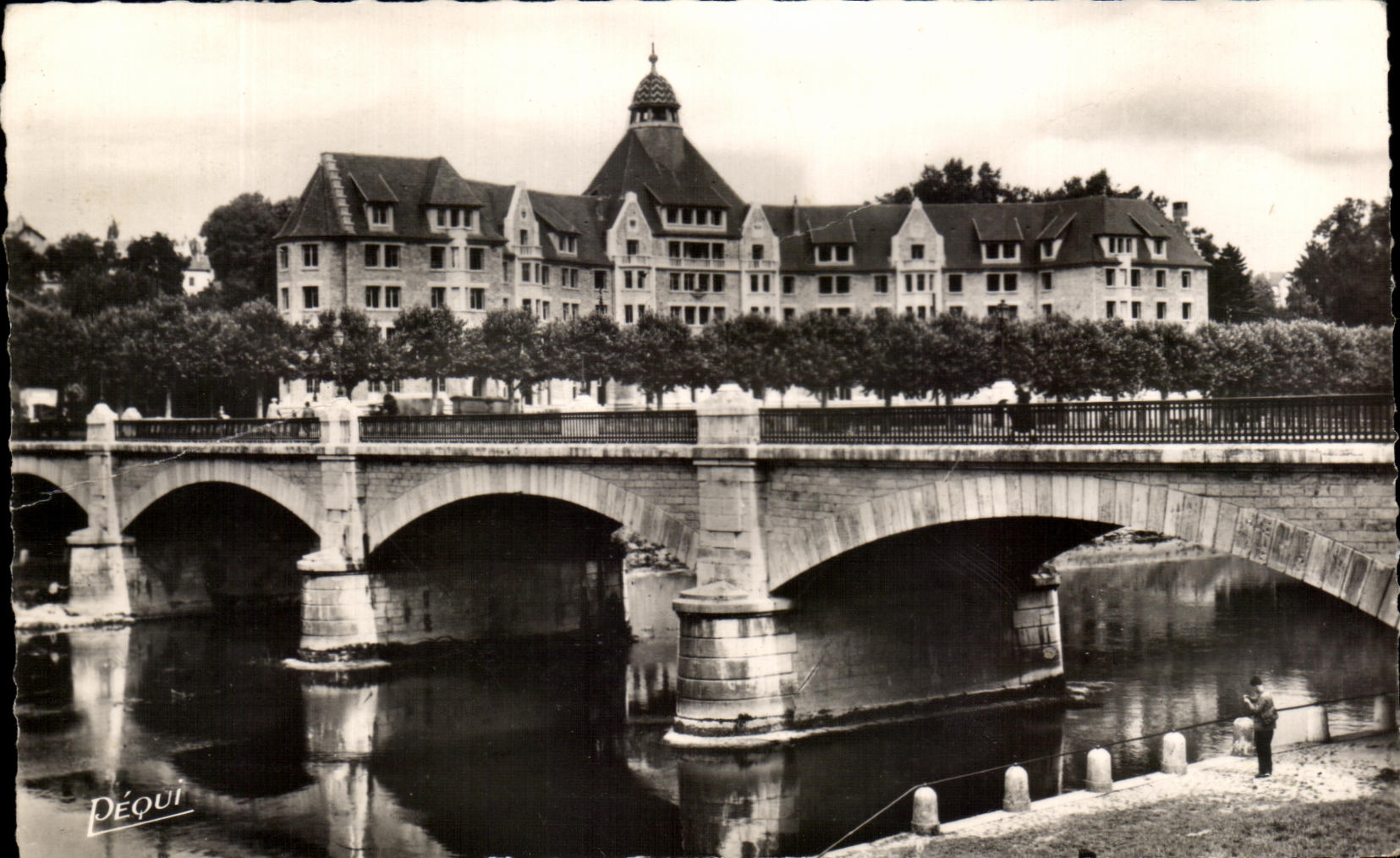 Pont Canot à Besançon — vue avec le château de la Cité Universitaire — éditeur Péquignot