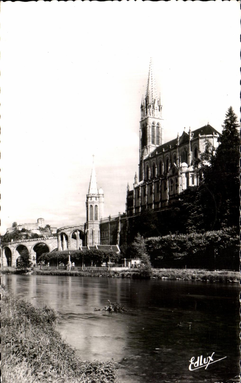 CPA Lourdes La Basilique et le Gave