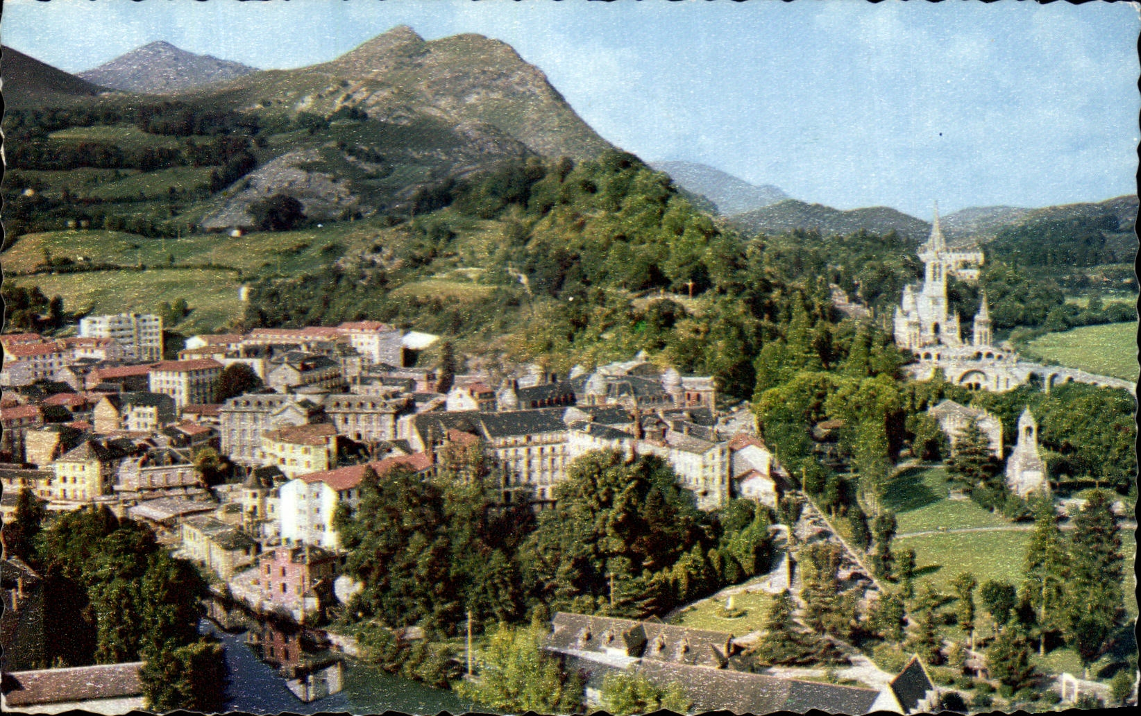 CPA Lourdes La Basilique Vue Generale
