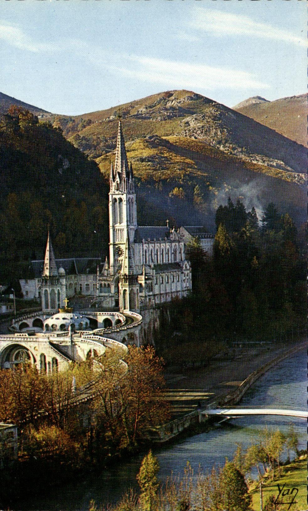 CPSM Lourdes La Basilique et le Gave de Pau